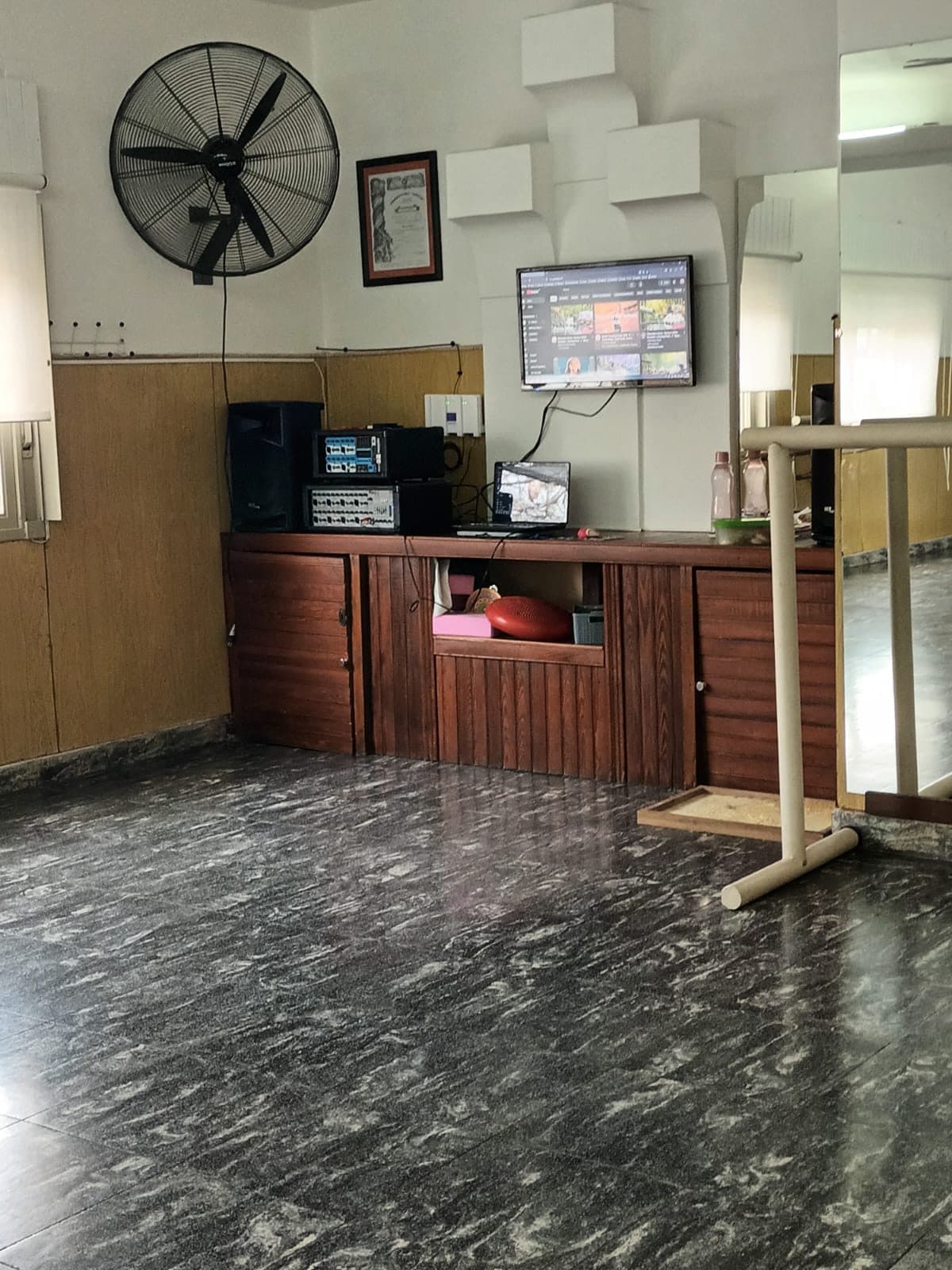 Un rincón del salón con el equipo de música y el ventilador