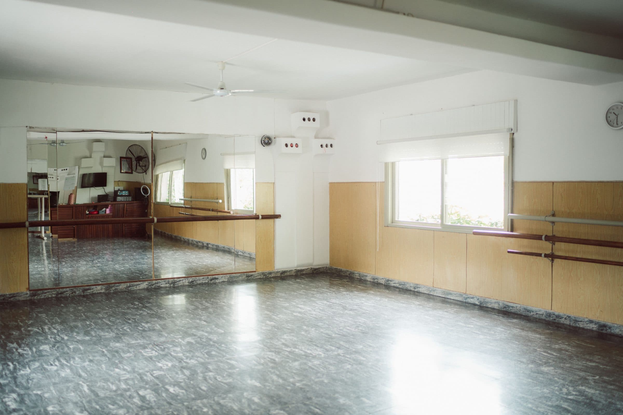 La recepción de la escuela, con el escritorio y la ventana
