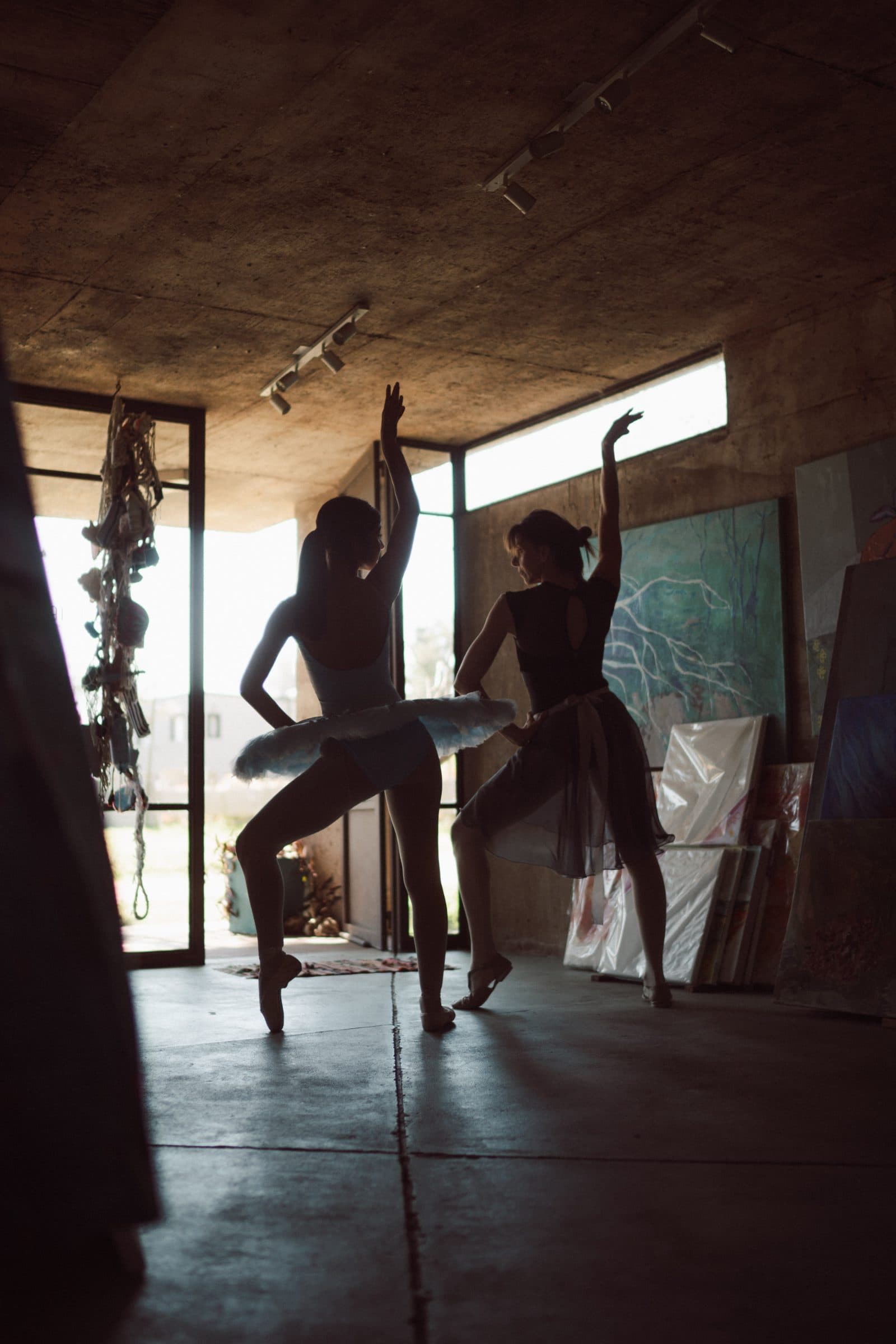 2 bailarinas a contra luz